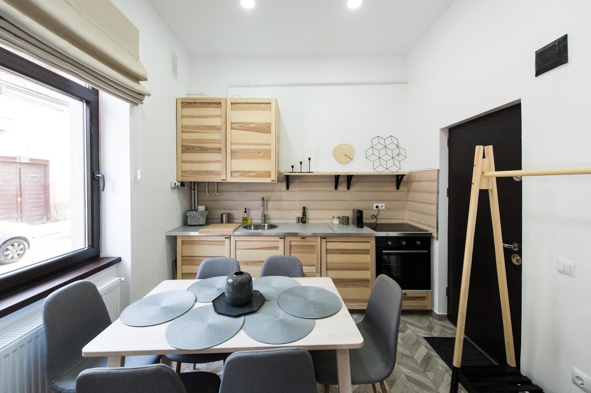 Charming Old Town Flat With Mountain View Lejlighed Braşov Eksteriør billede