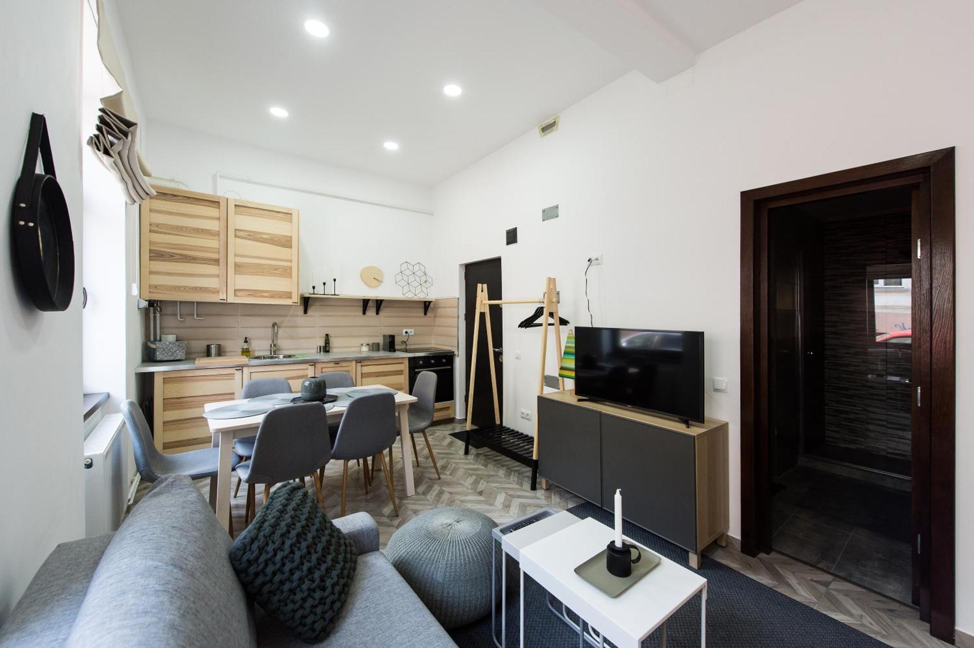 Charming Old Town Flat With Mountain View Lejlighed Braşov Eksteriør billede